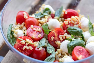Bulgur Caprese Salade (gemaakt met 5 ingrediënten)