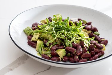 Warme bonen- en avocadosalade (gemaakt van 3 ingrediënten)