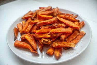 Zoete aardappelfrietjes uit een heteluchtfriteuse (zoet)