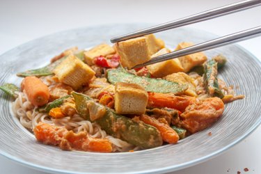 Noedels met tofu in pindasaus (maximaal 5 ingrediënten)