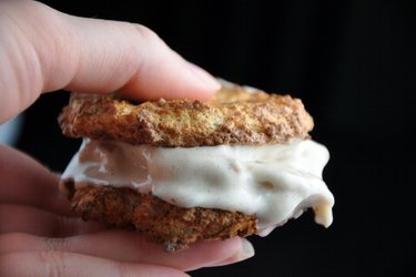 Amandel-Kokos Biscuitjes gevuld met Bananenijs (Glutenvrij)