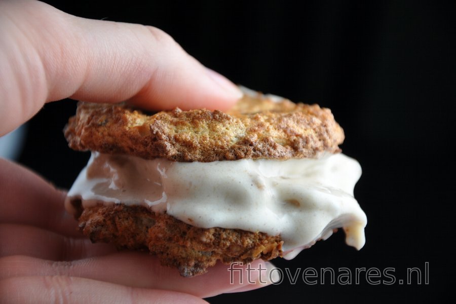 Amandel-Kokos Biscuitjes gevuld met Bananenijs (Glutenvrij)