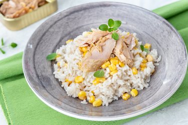 Gezonde rijst met tonijn en maïs