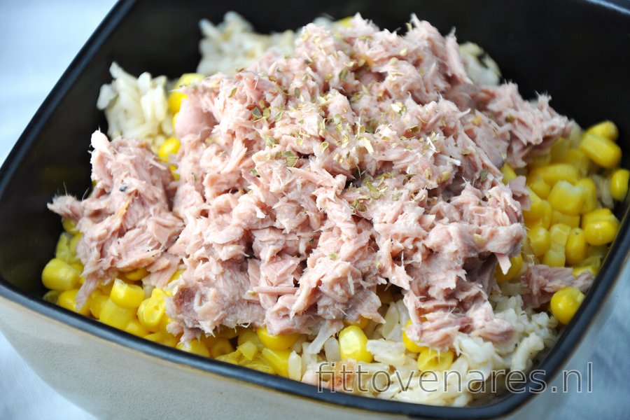 Gezonde rijst met tonijn en maïs