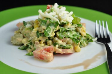 Gezonde salade met tonijn, erwtjes en kaas