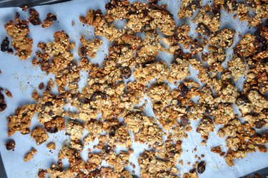 Gezonde zelfgemaakte granola (muesli) van haver, boekweit en quinoa