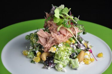 Gezonde broccolisalade met kwark, tonijn en maïs