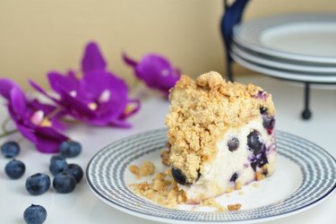 Bosbessen-yoghurtcake met krokante crumble