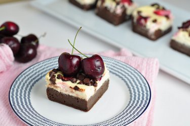 Gezonde brownie-cheesecake met kersen