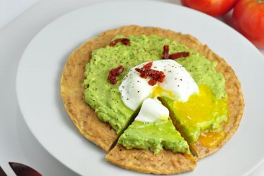 Koolhydraatarme pizza met tonijn, avocado en gepocheerd ei