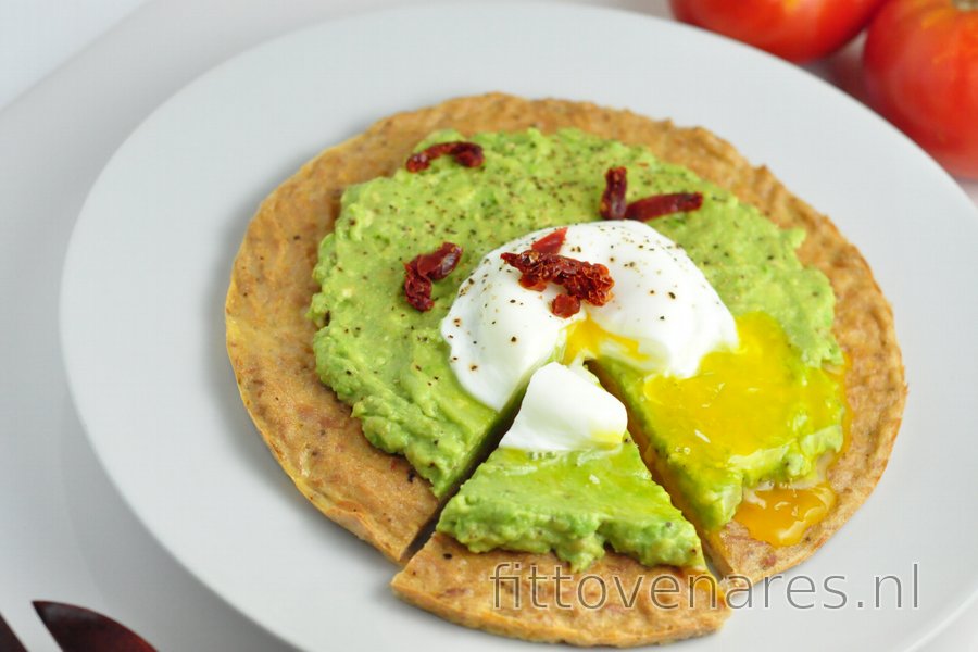 Koolhydraatarme pizza met tonijn, avocado en gepocheerd ei