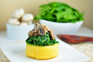 Snelle polenta met spinazie en champignons