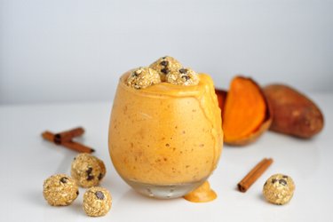 Ijs van zoete aardappel met chocolade-haverballetjes