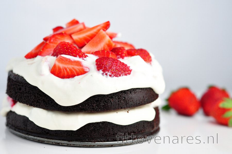 Gezonde cacaocake met aardbeien-kwarkroom, zonder meel