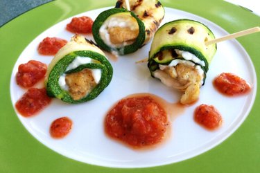 Kip-Courgette Rolletjes met Hüttenkäse en Tomatensaus