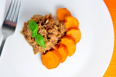 Overheerlijke pulled chicken met honing en zoete aardappels