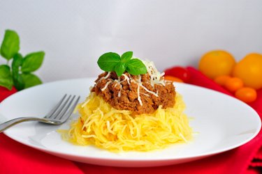 "Pompoenspaghetti" met kalkoengehakt in tomatensaus