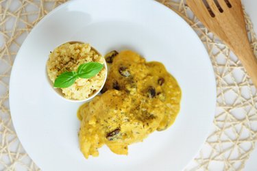 Exotische kipfilets in mango-kokossaus met gierst