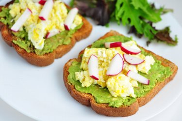 Gezonde toasts met avocado, roerei en radijs