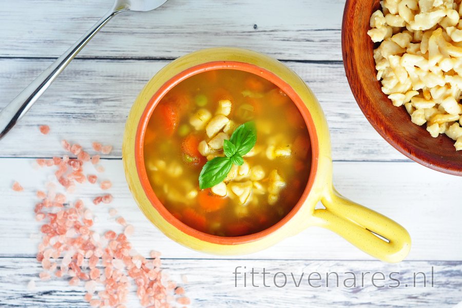 Gezonde soep met wortels, erwten en gnocchi van kikkererwten