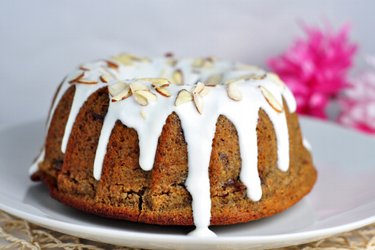 Tulbandcake van haver- en amandelmeel met kokosglazuur