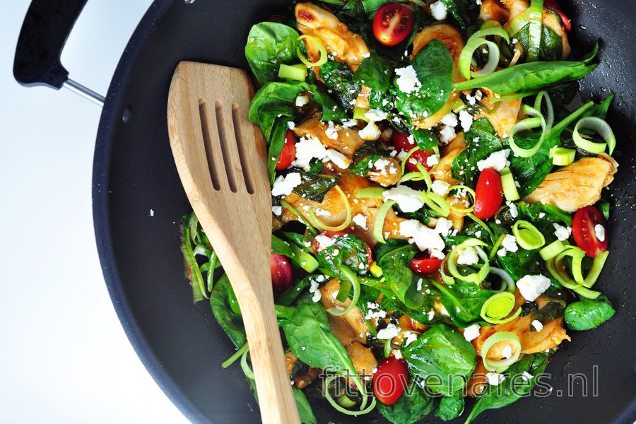 Kippendijen met spinazie en prei in tomatensaus