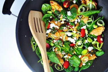 Kippendijen met spinazie en prei in tomatensaus