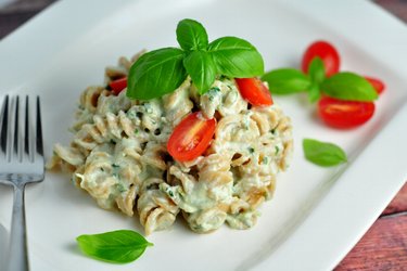 Lichte pasta met romige basilicumsaus (weinig calorieën, weinig vet)