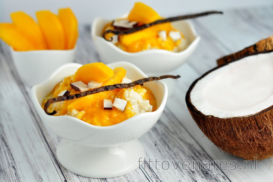 Gezonde vanillemelk-rijstepap met mango