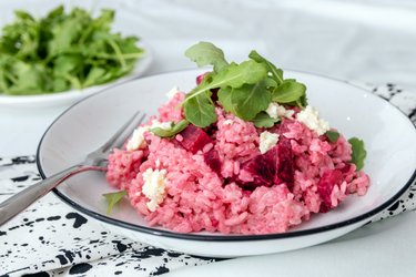 Makkelijke risotto met rode bietjes en geitenkaas