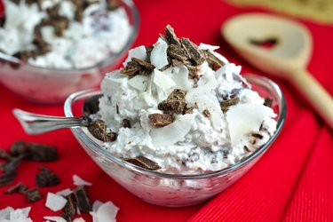 Overheerlijke Raffaello-crème met kwark, kersen en chocolade