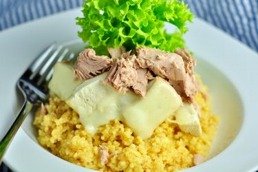 Kaastofu met couscous en tonijn