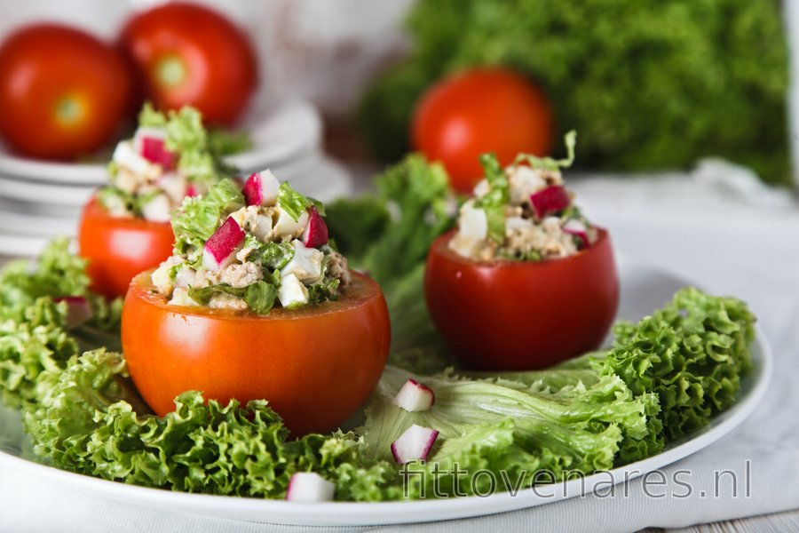 Tonijn-Ei Salade Geserveerd in een Tomaat