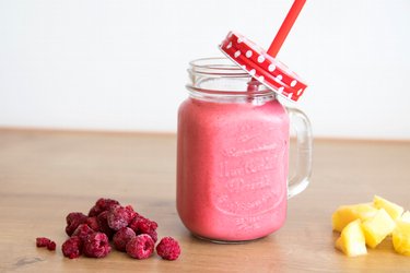 Gezonde, romige smoothie met frambozen en ananas