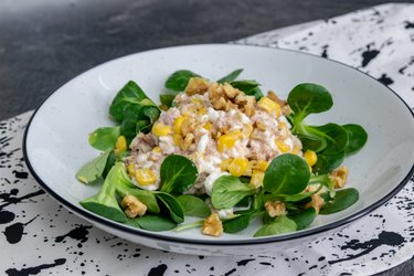 Tonijnsalade met Hüttenkäse, Mais en Walnoten