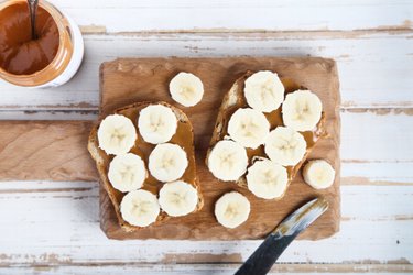 Volkoren toast met banaan en pindakaas