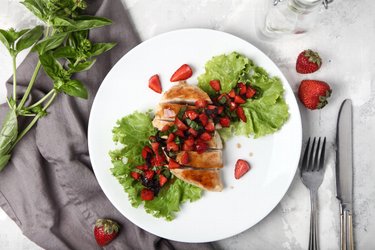 Makkelijke gegrilde kipfilets met basilicum en aardbeien