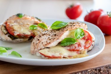 Geroosterde kipfilets "Caprese" met tomaten, basilicum en mozzarella