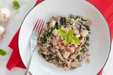 Gezonde boekweit met spinazie, champignons, kaas en tonijn