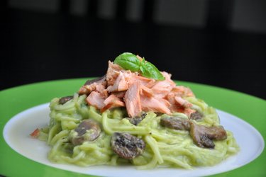 Courgette “Spaghetti” met Zalm en Romige Avocadosaus