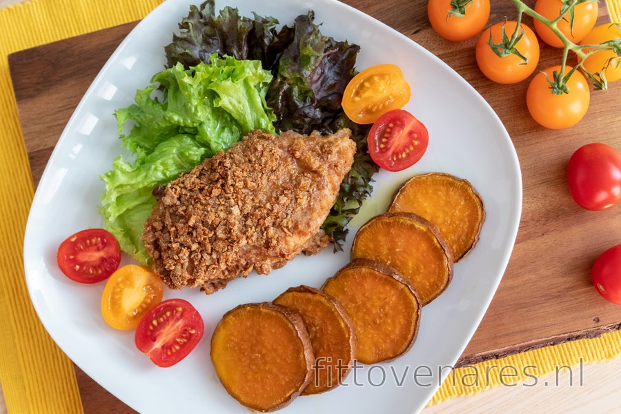 Gezonde gebakken schnitzel met zoete aardappels