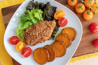 Gezonde gebakken schnitzel met zoete aardappels