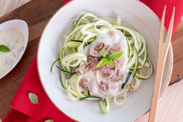 Koolhydraatarme courgette-noedels met kaassaus en tonijn