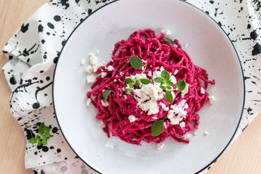 Makkelijke pasta met rode bietenpesto