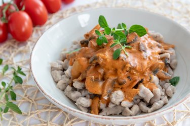 Gezonde champignon-paprikapuree met boekweitgnocchi