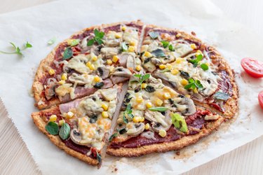 Eenvoudige gezonde pizza gemaakt van kwark en haver