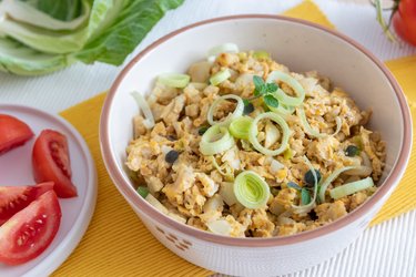 Gezonde roereieren met bloemkool en prei