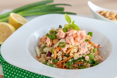 Warme Aziatische zalmsalade