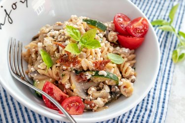 Pasta met hüttenkäse en gestoofde groenten