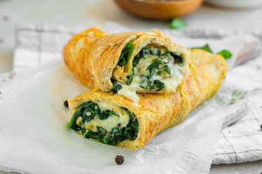 Gezonde eierwrap gevuld met spinazie en kaas